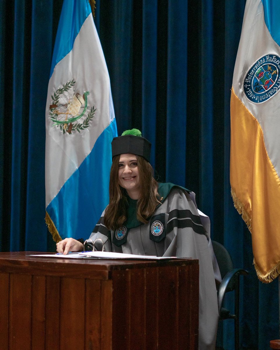 JennifferIvette's tweet photo. @dragontechmom Porque el estudiar no debe de ser un lujo, es un derecho. Cuando uno se gradúa, promete luchar por lo que es correcto. Si hiciste la promesa al graduarte y no estás luchando mejor devuelve el título.
Que el privilegio no nuble tu empatía. 
Att: una ingeniera y magister landivaria https://t.co/jXgfyu6cdP