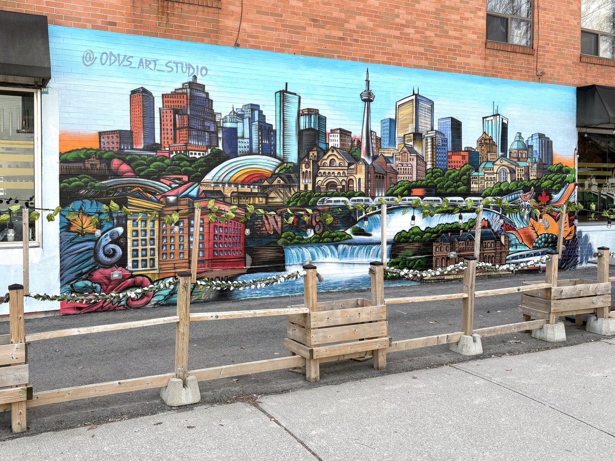 Yonge and Eg is a fairly boring, bland area, so it’s nice to see colourful murals, like this one, popping up! 👌🏻 

#Toronto