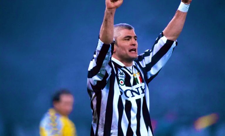 NicoSchira's tweet image. #Ravanelli: “#Spalletti l’uomo giusto per riportare la #Juve a lottare per lo Scudetto. Ora lo società deve supportarlo. Prenderei Dibu #Martinez tra i pali e #Tonali a metà campo. Serve un innesto sulle fasce: #Palestra sarebbe perfetto. Ok al rinnovo di #Vlahovic se motivato…”