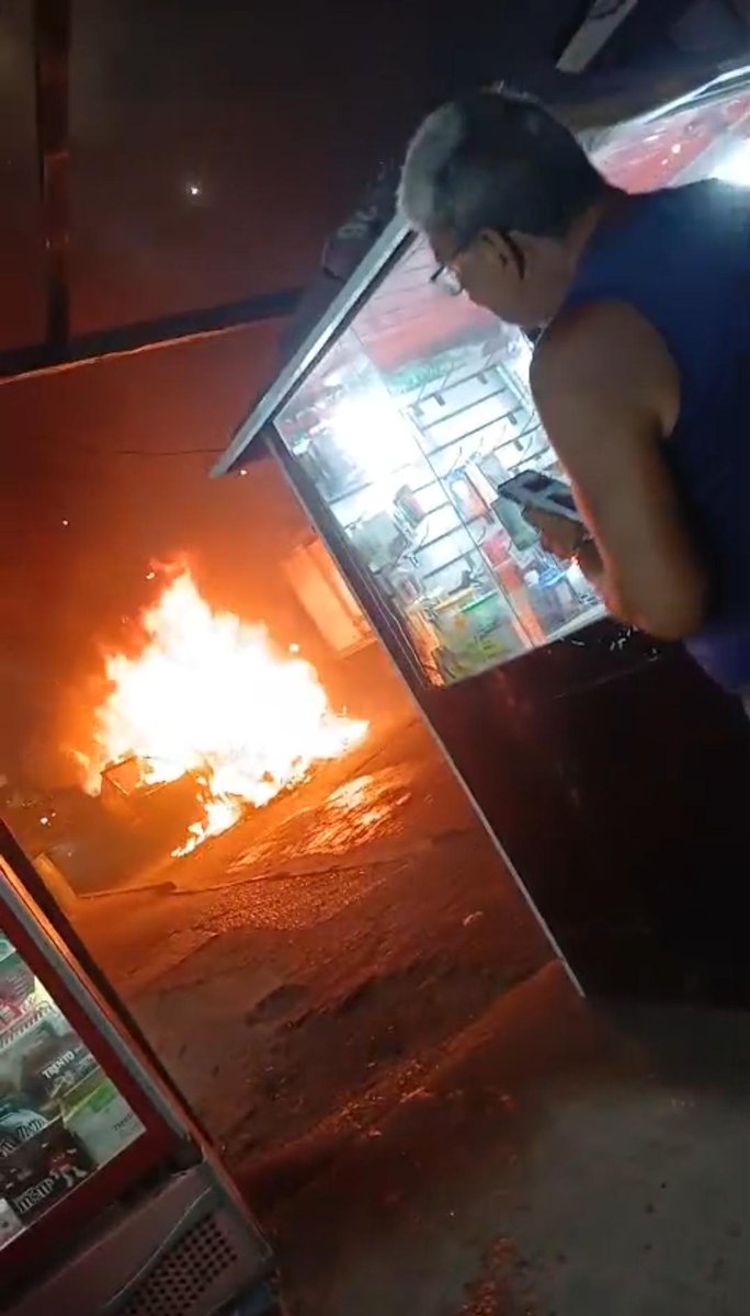 CAOSNORJ021's tweet image. Carro pegando fogo na Avenida Brasil em frente a Nova Holanda no Complexo da Maré.
