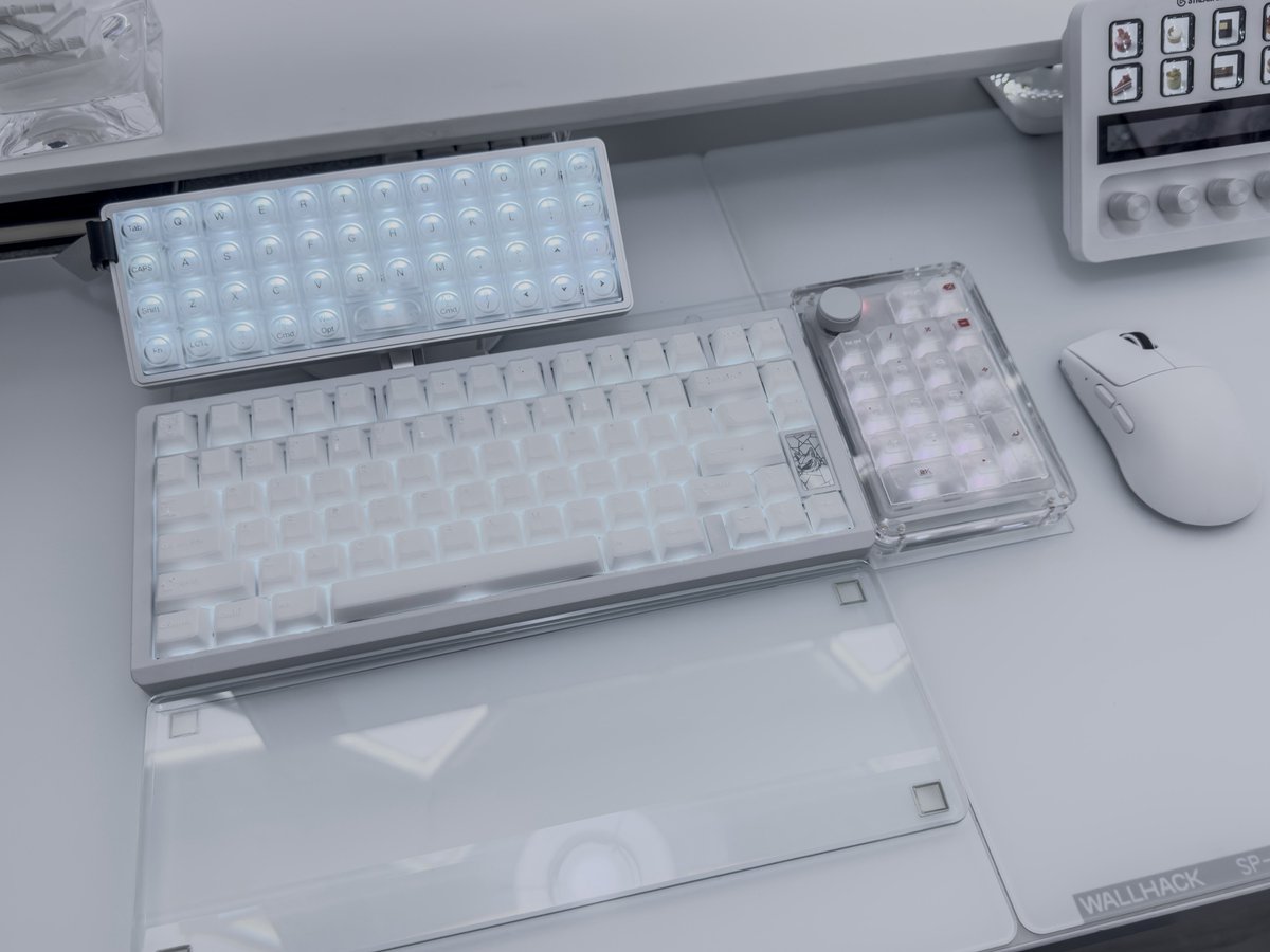 PTN1129's tweet image. おはようございます。

ハイポジション時限定になりますが、メインデスクに少しだけ更新入ります。

Soft-Temperature White
#desksetup