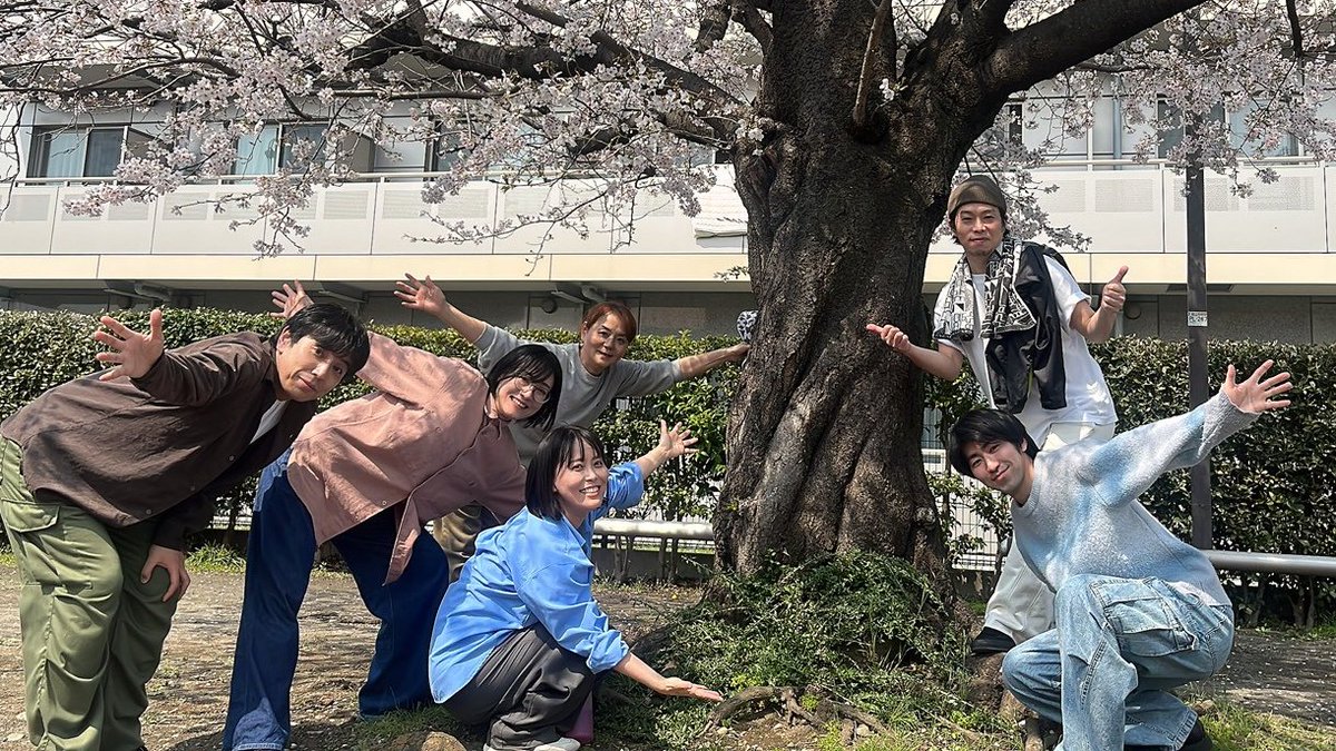 imanokageki's tweet photo. 🌸イマノカゲキのTikTokアカウントのご紹介🌸

芝居の稽古前に、ダンスの練習も兼ねて楽しく撮影中！
今の季節にぴったりの桜の下で、同じ曲でも色んなバージョンに挑戦しています💃✨

全力で楽しんでいる姿、ぜひチェックしてください！

https://t.co/RXKkkiI2qv

#イマノカゲキ #TikTok https://t.co/YDBir4skj3