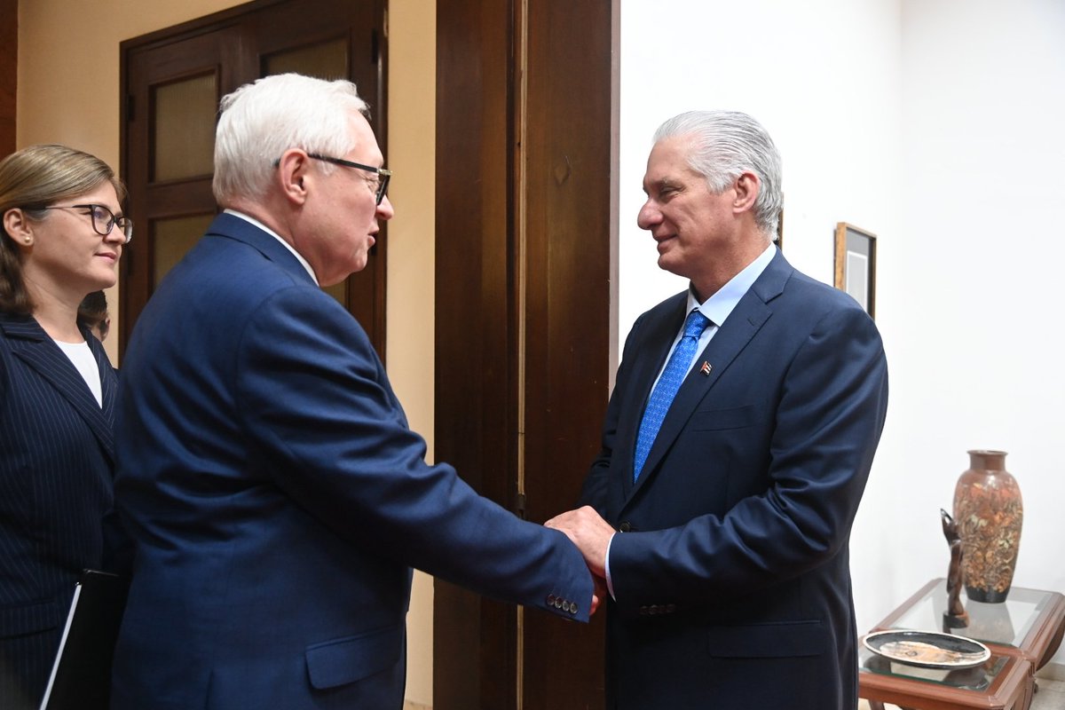 🇨🇺| El Presidente de la República, <a href="/DiazCanelB/">Miguel Díaz-Canel Bermúdez</a>, sostuvo un encuentro con el viceministro de Asuntos Exteriores de la Federación de #Rusia, Serguey Ryabkov, quien llegó a nuestro país para asistir a la reunión intercancillerías entre ambos países.

🧵