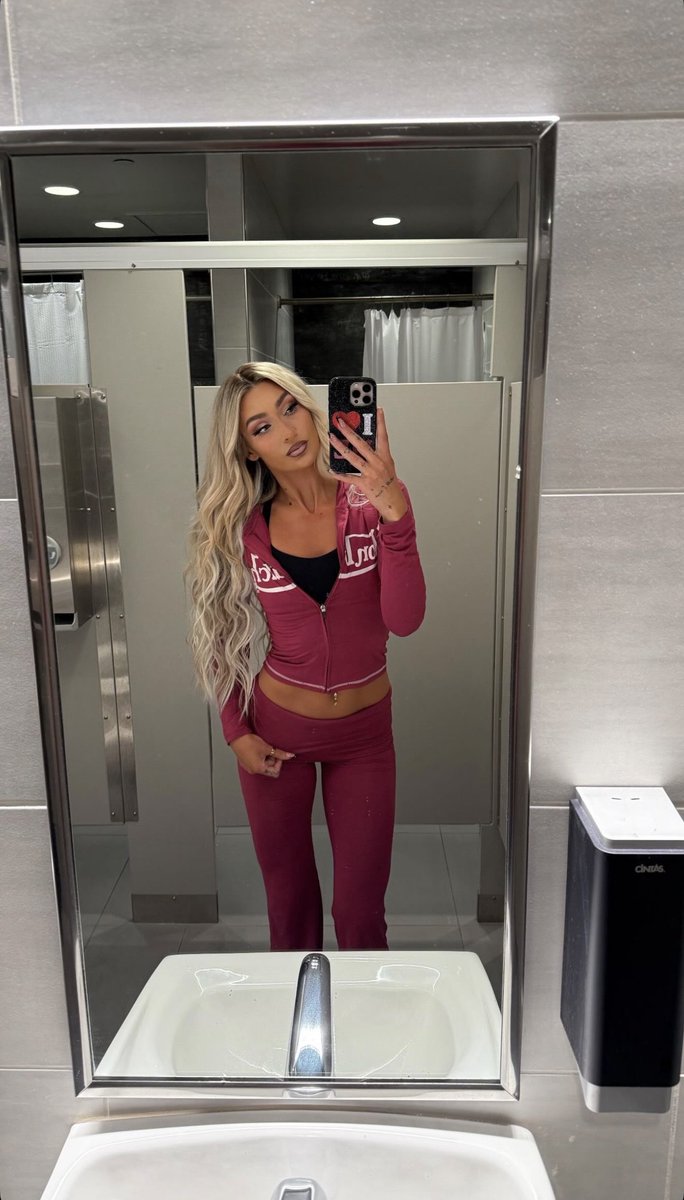 𝓘𝔃. tweet media