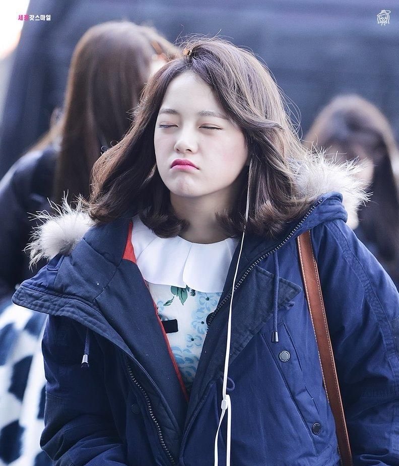 눈 감고 출근하는 아기가 너무 귀여워 ⸝⸝o̴̶̷̥᷅  ̫ o̴̶̷̥᷅⸝⸝