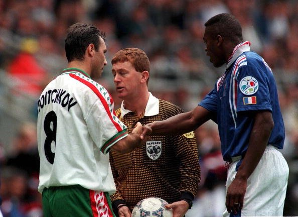 ستويتشكوف لاعب بلغاريا وديسايي لاعب فرنسا.. يورو 1996. المصدر: 90s Football 