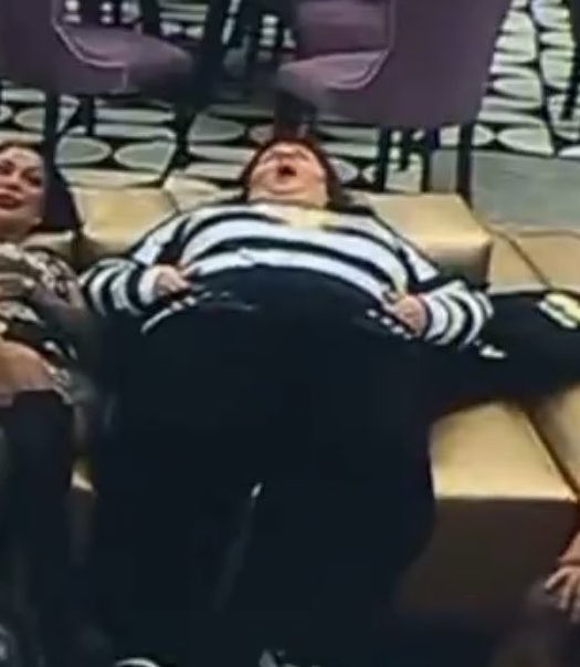 itslautrolo's tweet photo. estoy llorando los de Telemundo se conectaron con la casa en vivo de gran hermano y lo primero que ven es a YIPIO BOCA ARRIBA 😭 #GranHermano https://t.co/spcjMknYMn