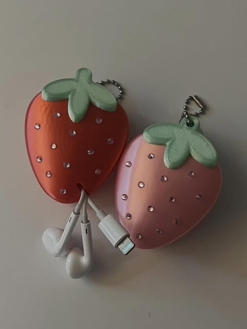 mylo_magazine's tweet photo. いちごの有線イヤホンケースがプリティー🍓
バッグにつけてお出かけしたいな〜 https://t.co/cdXUd2BCGn