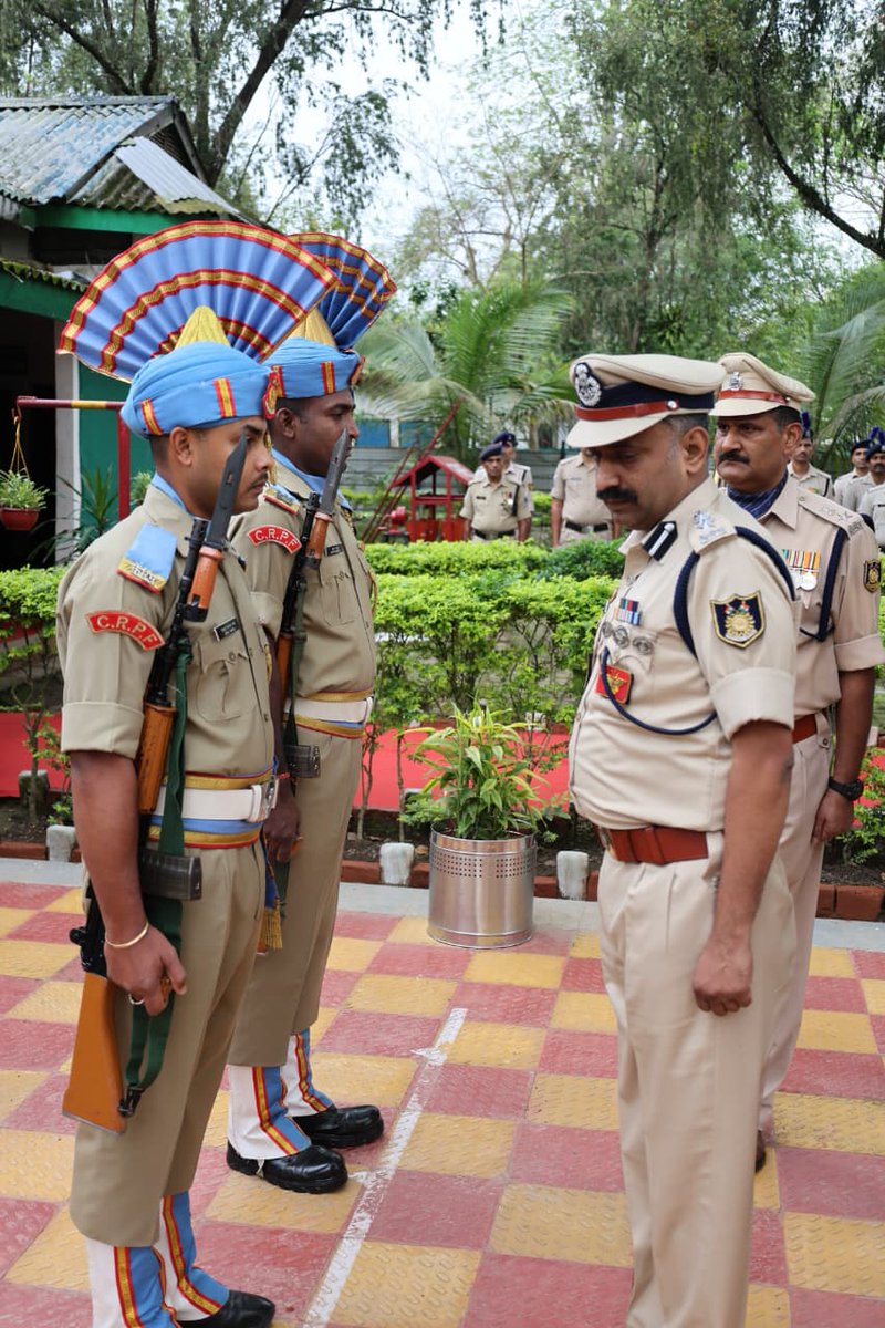 149वीं बटालियन, सीआरपीएफ में शौर्य दिवस के अवसर पर श्री आशीष यादव, कमांडेंट के नेतृत्व में सभी अधिकारियों एवं जवानों द्वारा शहीदों को भावभीनी श्रद्धांजलि अर्पित की गई। उनका बलिदान सदैव हमें राष्ट्र सेवा के लिए प्रेरित करता रहेगा। 🇮🇳🙏
#WreathCeremony #ShauryaDiwas
<a href="/DIGOPSDBRCRPF/">DIG OPS CRPF DBR</a>