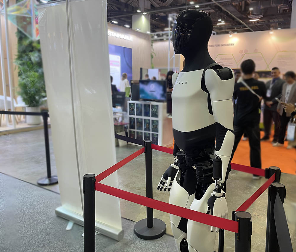 paaliq's tweet photo. Certis Robot vs Telsa Optimus?
#tesla #certis #irobot https://t.co/E3jXSAciT9