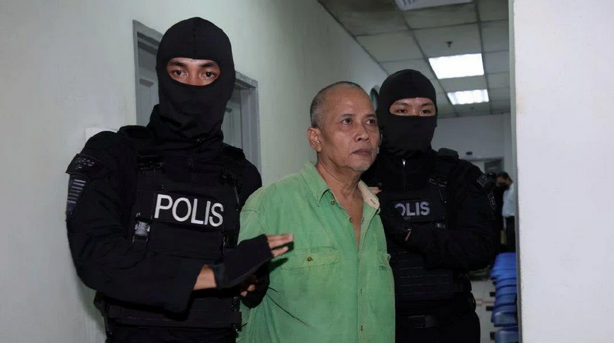 CariDotMy's tweet photo. Serangan Ulu Tiram: Bapa penyerang menangis tak diajak serang balai polis, dakwa darah polis, askar 'halal dibunuh' : https://t.co/QtCbVEAD9o https://t.co/5F9EOIhs1B
