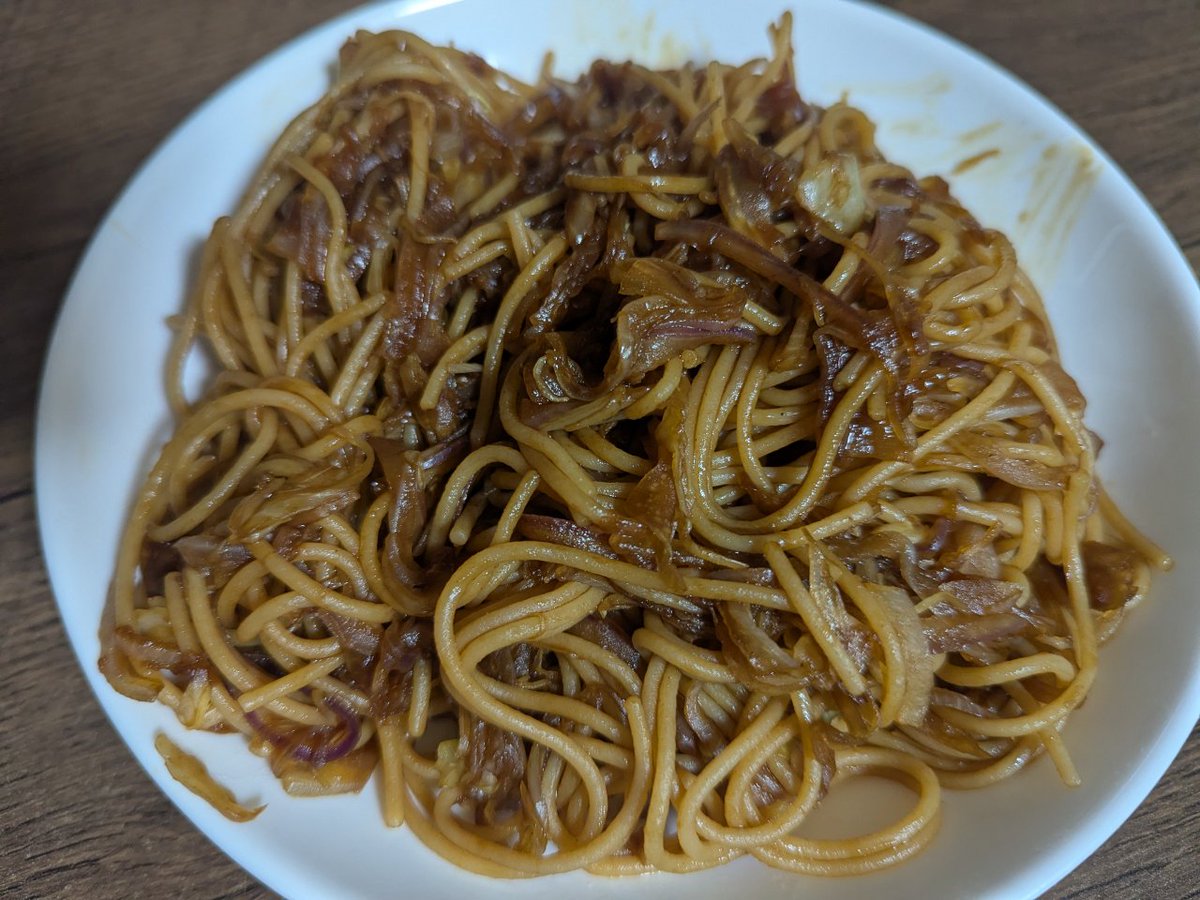 袋サラダとゼンブヌードルで錬成された焼きそばモドキ 
ゼンブヌードルはパスタより焼きそばの方がしっくりくると思った 
#なーはーごはん
