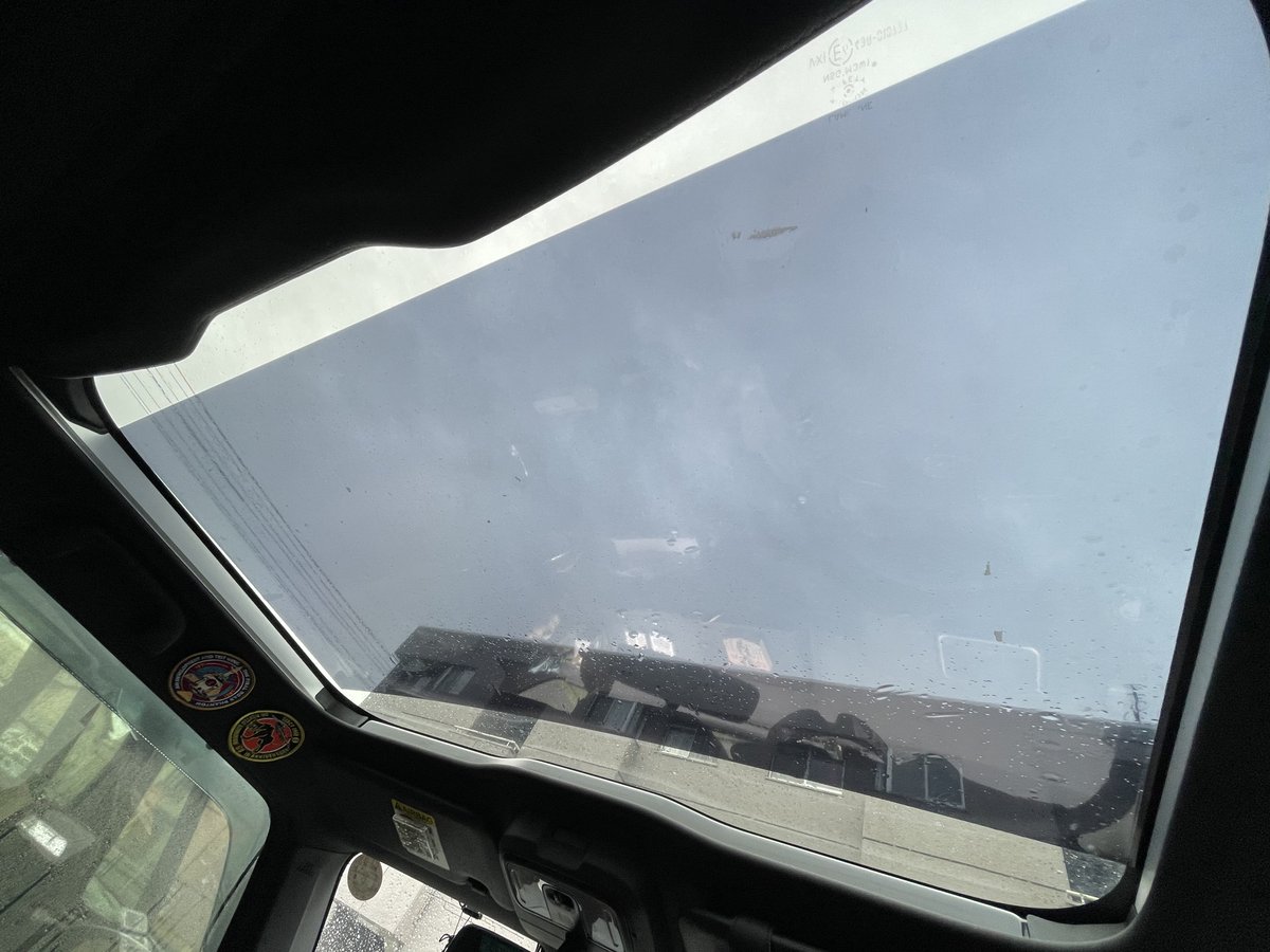 9YAEcatxz9OPBOM's tweet image. タフトの天井には天窓があり開かないから空を眺めるだけなんだけど、コレが夏場マジで蒸し風呂状態でヤバイ
天井に手を当てると、めちゃ熱いし

隙間空いちゃったけど密林で買った遮熱フィルムを貼りました
これで車内の暑さが軽減されることを祈ります🙏

#TAFT
#ダイハツタフト
#タフト
#ダイハツ