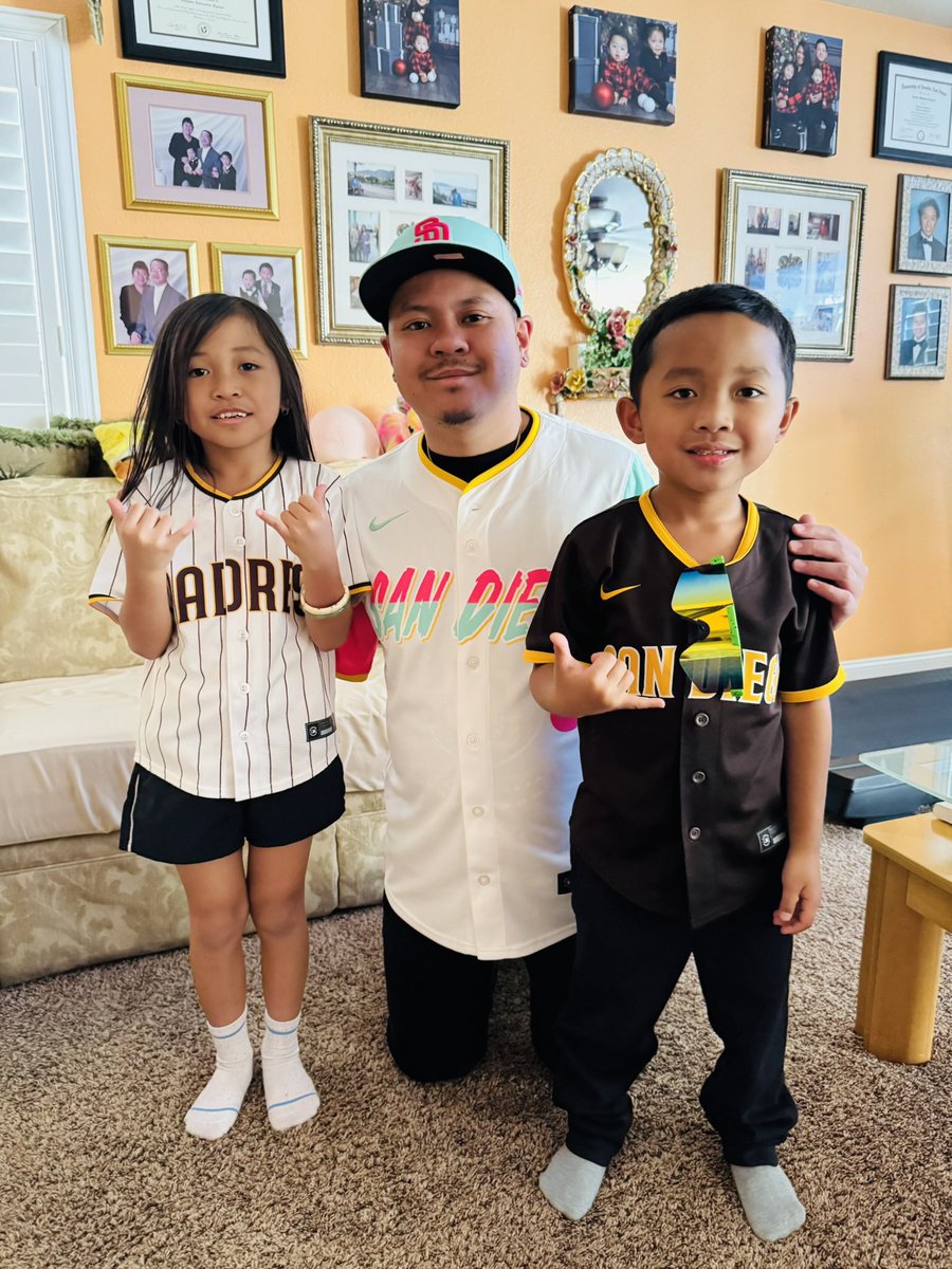 RobEspiri2's tweet photo. @MLB @Padres 🤎💛🤎💛 https://t.co/yFPNENVD2J