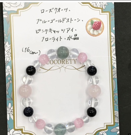 優しいピンク色のローズクォーツが主役。柔らかく温かみのある輝きが