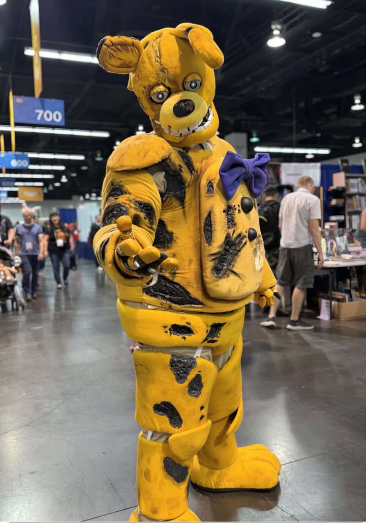 amazingscout_1's tweet image. Here’s some pics I got from #wondercon as Yellow Rabbit! Def look forward to making new mask (old one used was under-scaled) and a new suit down the road