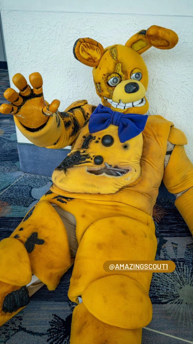 amazingscout_1's tweet image. Here’s some pics I got from #wondercon as Yellow Rabbit! Def look forward to making new mask (old one used was under-scaled) and a new suit down the road