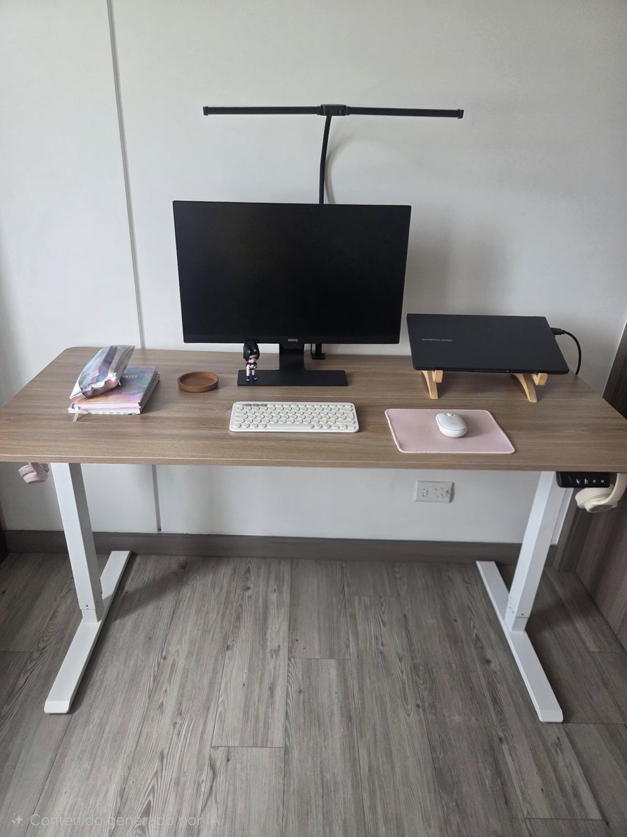 JessicaDev7's tweet photo. Segunda actualización con escritorio ajustable, una nueva silla y también una lamparita. ☺️ https://t.co/a7DVyIde0D