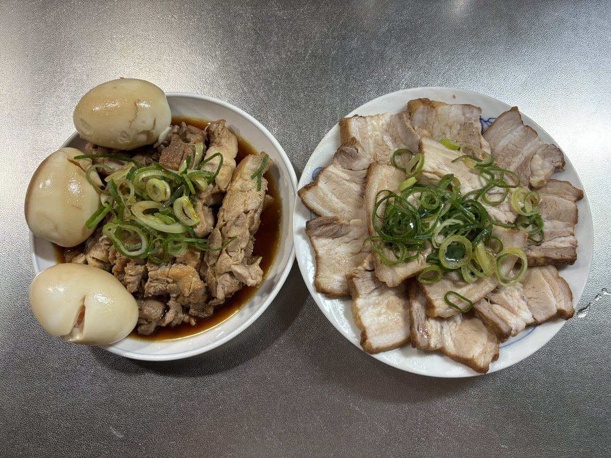 Ash_310412's tweet photo. 豚バラチャーシュー🐷作って、タレ余ったから鶏モモチャーシュー🐔も作って、わい満足。
たまごは失敗。 https://t.co/cxUj5C7xrl