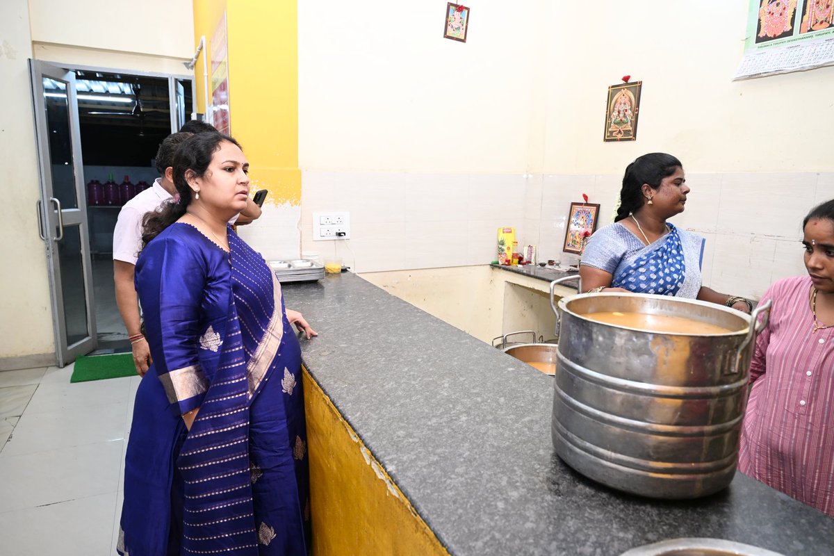 MCTTirupati's tweet photo. అన్నా క్యాంటీన్లను పరిశుభ్రంగా నిర్వహించాలని, ఎటువంటి లోపాలు ఉన్నా కఠిన చర్యలు తీసుకుంటామని నగరపాలక సంస్థ కమిషనర్ ఎన్.మౌర్య, ఐఏఎస్ సిబ్బందిని ఆదేశించారు.
#MCT #AnnaCanteen #Tirupati #cdma_municipal #maud_municipal #NCBN #pongurunarayana #APCM #eatstreet #tsccl https://t.co/Sv2Rqmbvgm
