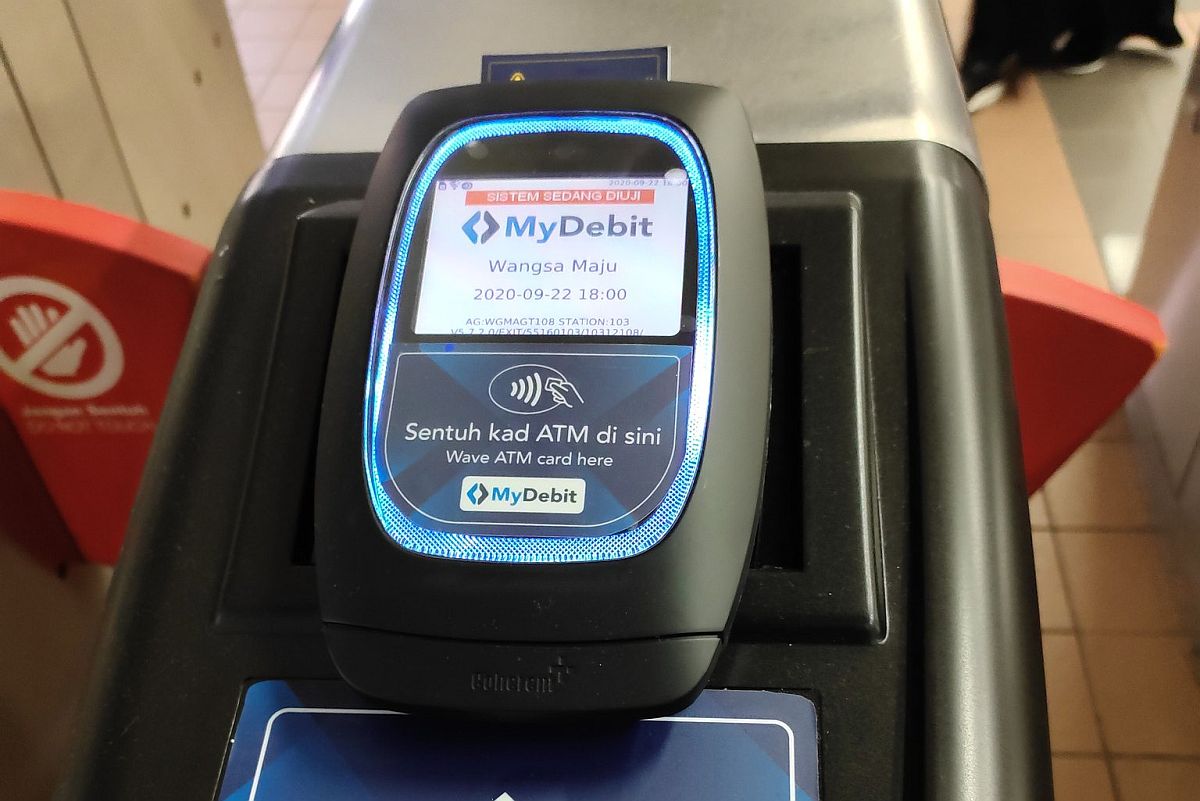 公共交通除巴士外都可以直接用有Contactless Pay的信用卡/Apple Pay/ Samsung Pay 直接畢進站。找到圖裡的這個機器閘口就直接畢進站就可以咯~
相同的，櫃檯付款如果要用各種手機Pay跟他們說收Card就好了。