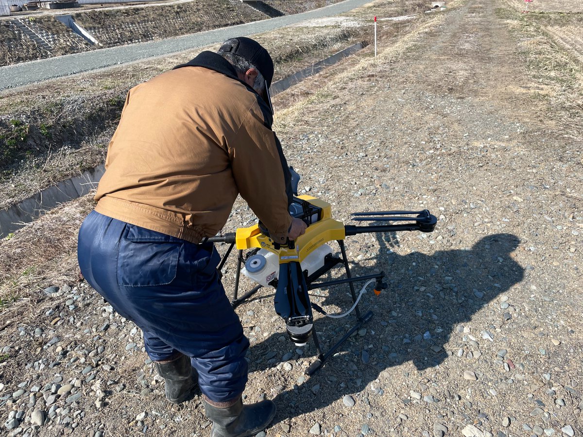 NTTdrone's tweet photo. 【講習実施レポート】
先日、栗山町の農家様にスクールをご受講いただきました🚁🌾

75歳でドローン導入を決断された農家様。
最後まで決して諦めることなく、一つひとつ真剣に取り組まれていました。

そのひたむきな姿勢の先に、見事合格✨
新しい挑戦に踏み出す姿に、私たちも大きな勇気と感動をいただきました。

AC102のシンプルな扱いやすさも届いたかと思います。

これからの安全運用と、今後のますますのご活躍を心より応援しております！

#ドローン
#農業ドローン
#スマート農業
#栗山町
#農業
#挑戦に年齢は関係ない
#合格