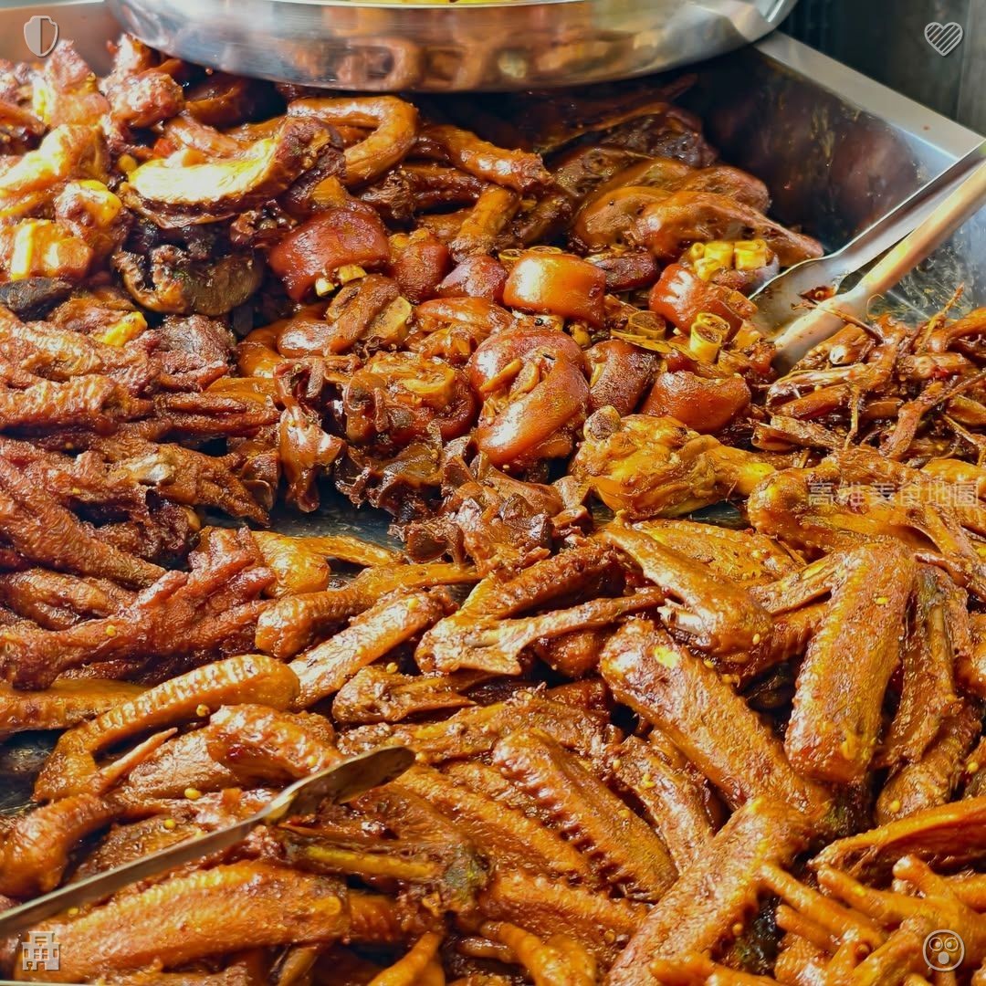 生活充满挑战，然而清汤面确实辣得过瘾，让人心满意足。