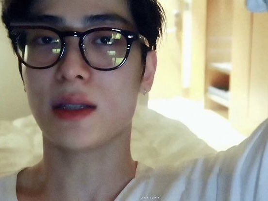 _pompompurhyun's tweet photo. I hope ur contact lenses keep making ur eyes feel dry &amp; lasik disappears from the world https://t.co/WrNToibHmx