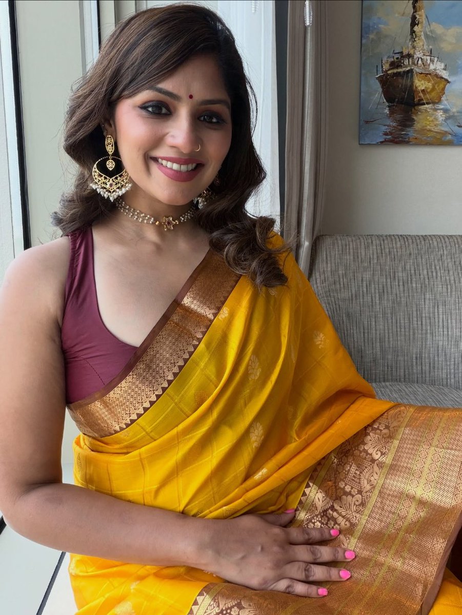 saanviveenth's tweet image. Warm yellow Kanchivaram silk saree with delicate woven motifs and a rich zari border. Radiating elegance and tradition, this timeless drape is perfect for festive moments and special occasions

#Silk #SareeLove #TimelessElegance
#FestiveWear #KanchivaramSilk