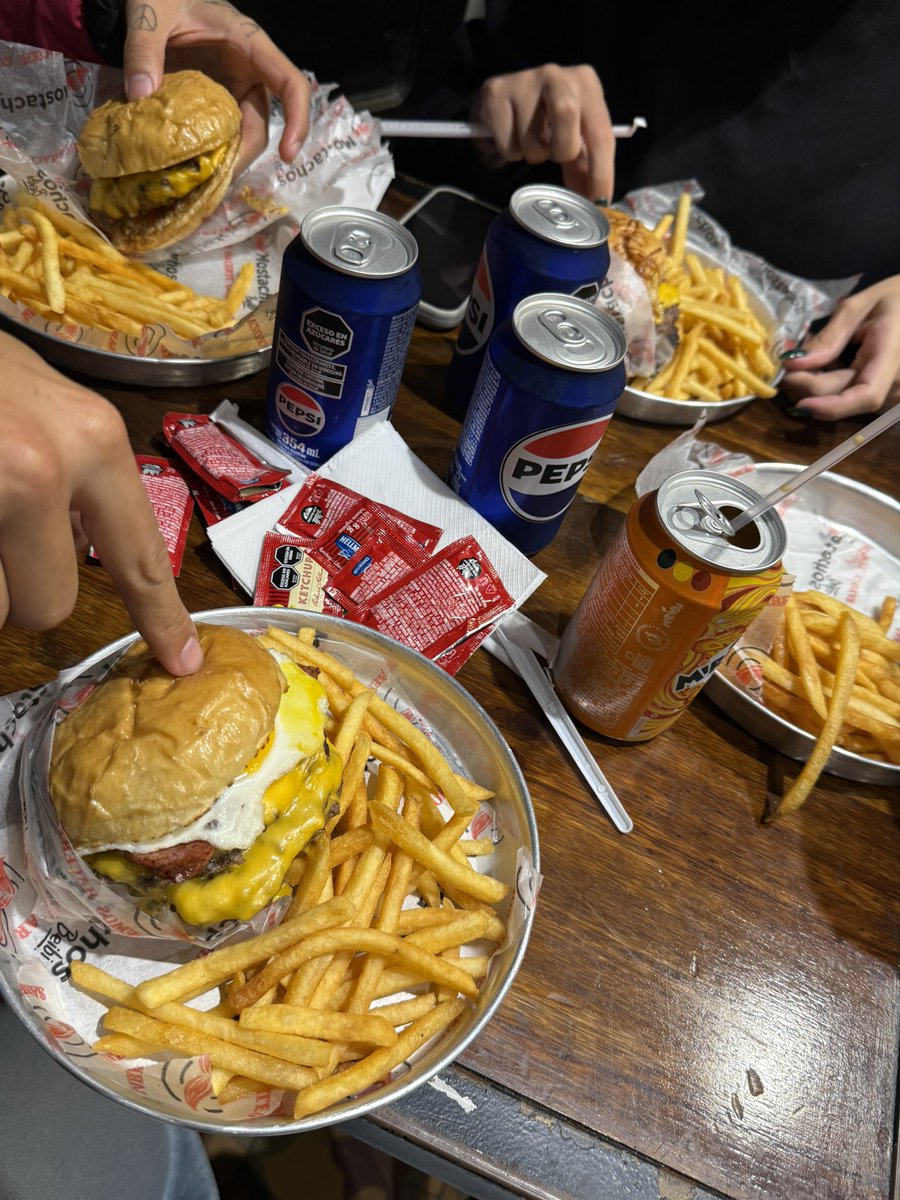 Despues de llorar tres dias por estar gordos, decidimos estar más gordos aún JAJAAJAJBASSSSSSSSSTA 😂