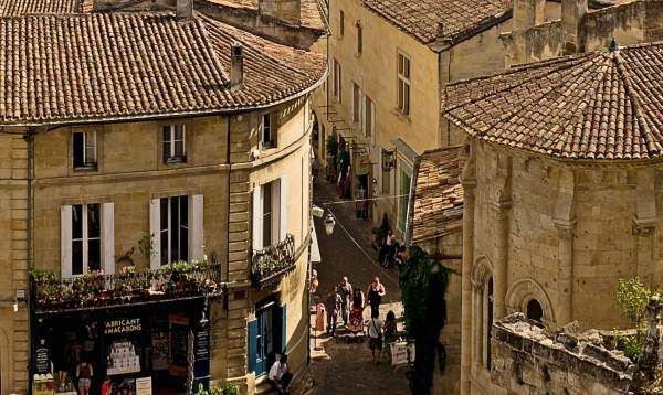 france_images's tweet image. The old village of Saint-Émilion: winding narrow streets, medieval limestone buildings and a monolithic church carved into the rock surrounded by UNESCO-listed Bordeaux vineyards. Photo: buff.ly/8jLw7qK France 🇨🇵 #SaintEmilion #Travel 

France 🇨🇵 travel photo