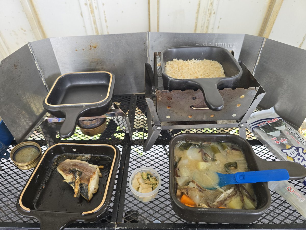 hiyoko25eri's tweet photo. 会社ランチ(アルスト調理)
味噌󠄀汁、玄米炊飯、焼き鯖、ぬか漬け
#リュウジの万能スキレット
レギラー&ラージ
#firebook
#lixada 焚き火台
#四毒抜き https://t.co/cstFd5wCrl