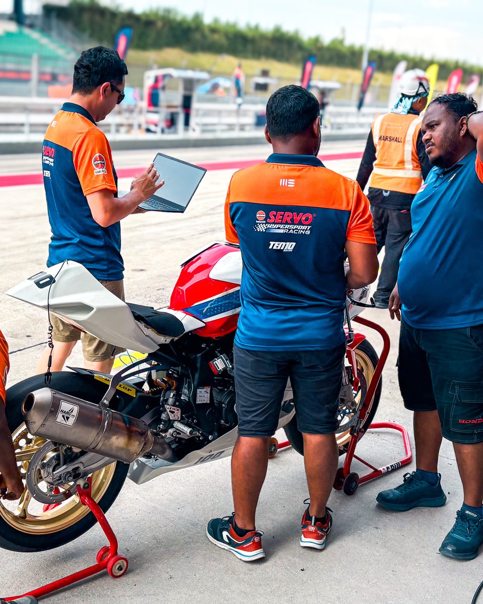 Ten10Racing's tweet photo. 📊Data downloaded, tweaks incoming. #PracticeSession 

@IndianOilcl 

#Ten10Racing #ServoHypersport #ARRC2026 #FIMAsia #IndianMotorsport https://t.co/vL3pNdFM8M