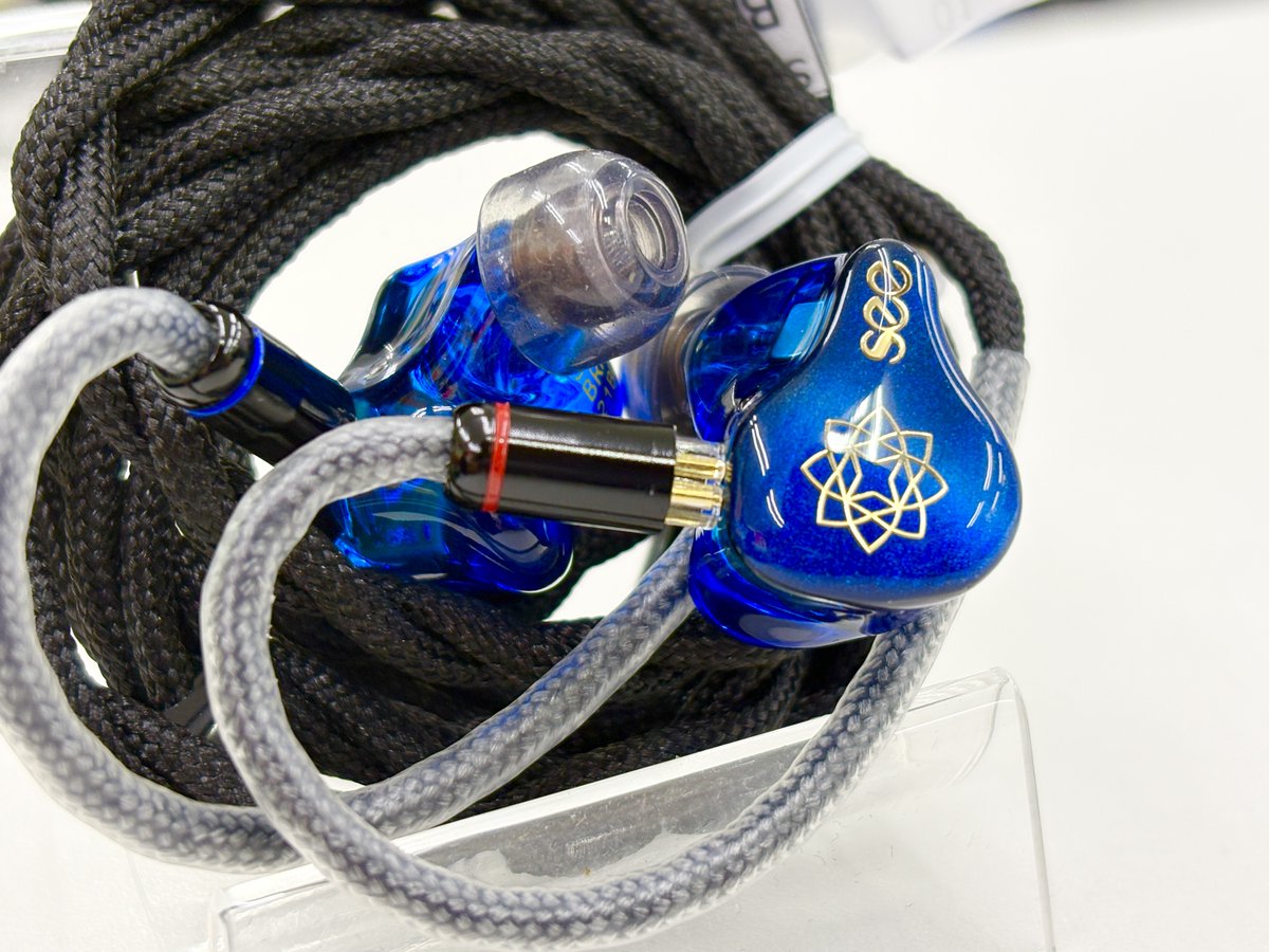 e_earphone_NPB's tweet photo. 【♻️中古商品♻️情報📢】

コラボレーションモデルとして販売された青色🟦の限定カラー

#Seeaudio
『Bravery AE EXCLUSIVE EDITION』
🏷️状態：Aランク
📦外箱：あり
⚙️付属品：欠品あり
🛡️中古保証：30日
📍場所：eイヤ大阪日本橋本店2階
ご試聴も可能です♪

気になる方はお気軽にスタッフまでお声がけください🎧
【#eイヤ大阪日本橋本店】