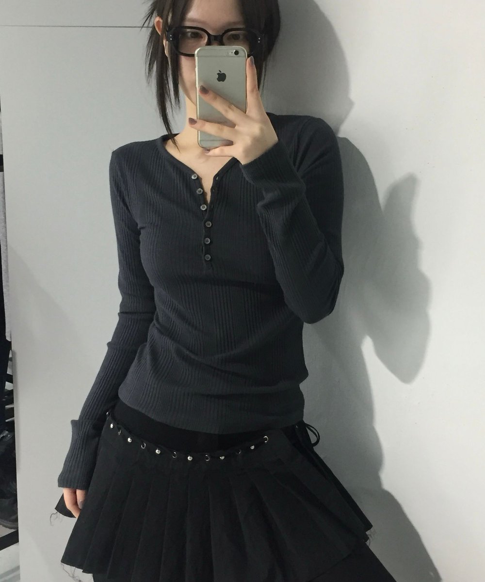 chicks_kr's tweet image. #팔로우 #RT #맘찍 #이벤트
4월10일~4월16일

4월17일 추첨(2명)
-3KG 상체 개말라핏 추천템
언이븐 골지 슬림 버튼 롱슬리브
소매단 자수 디테일,,최고★

원하는 컬러 댓글 남기면 가질 수 있을거야~

화이트 베이지 블랙 차콜
musinsa.com/brand/chicks/p…