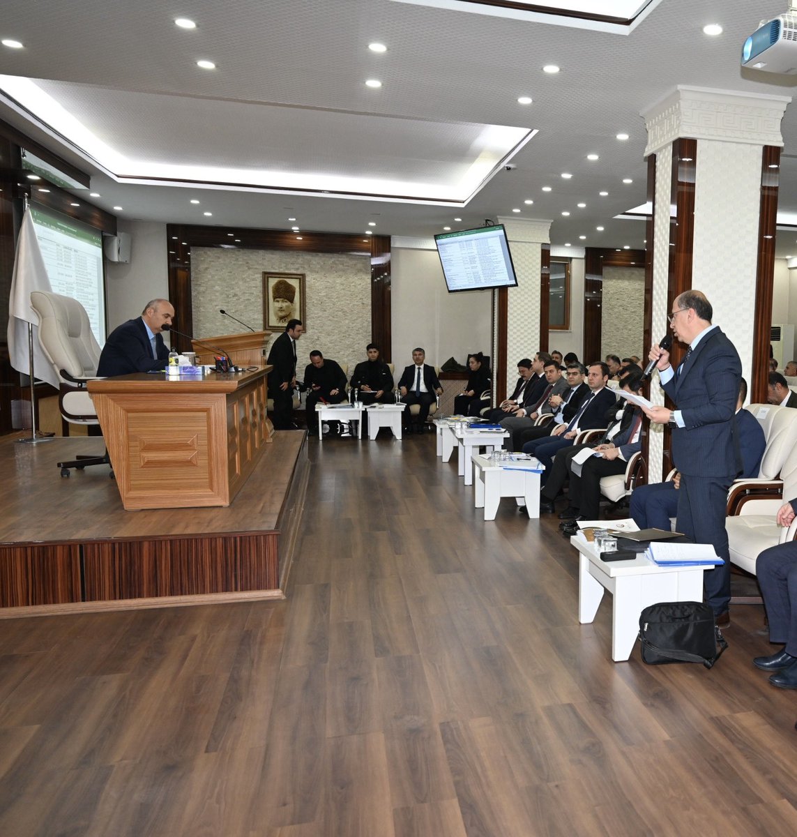 batmanvaliligi's tweet photo. “ Sabahın Bereketi” Toplantısı Gerçekleştirildi 

Valimiz Ekrem Canalp başkanlığında; Vali Yardımcıları, Kaymakamlar ile ilimizdeki tüm kamu kurum ve kuruluş yöneticilerinin katılımıyla, “Sabahın Bereketi” mottosuyla sabah saat 05.00’te Valilik Toplantı Salonu’nda İl İdare Şube Başkanları Toplantısı gerçekleştirildi.

Toplantıda, il genelinde devam eden projeler, yürütülen çalışmalar ve geleceğe yönelik planlamalar kapsamlı bir şekilde ele alındı. Kurumlar tarafından yürütülen hizmetlerin mevcut durumu değerlendirilirken, karşılaşılan sorunlar ve çözüm önerileri üzerinde detaylı istişarelerde bulunuldu.

Kamu hizmetlerinin etkinliğini artırmak ve vatandaşlara daha hızlı, kaliteli ve verimli hizmet sunmak amacıyla gerçekleştirilen toplantıda; kurumlar arası iş birliğinin güçlendirilmesi, saha çalışmalarının verimliliğinin artırılması ve koordinasyonun daha etkin hale getirilmesi yönünde önemli kararlar alındı.

Valimiz Ekrem Canalp, toplantıda yaptığı değerlendirmede, kamu kurumlarının sahadaki etkinliğinin artırılmasının ve vatandaş odaklı hizmet anlayışının güçlendirilmesinin önemine dikkat çekti. “Sabahın Bereketi” buluşmalarının, ilimizde yürütülen çalışmaların daha dinamik, planlı ve sonuç odaklı bir şekilde ilerlemesine önemli katkılar sağlayacağı ifade edildi.