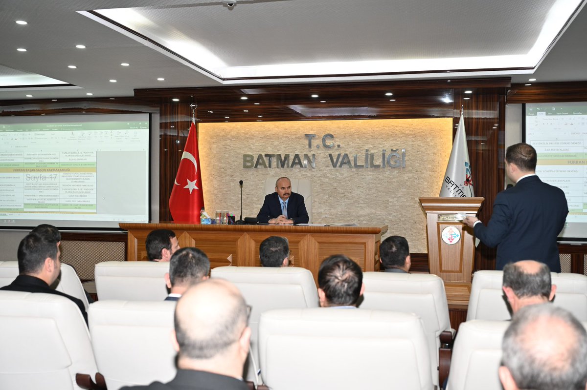 batmanvaliligi's tweet photo. “ Sabahın Bereketi” Toplantısı Gerçekleştirildi 

Valimiz Ekrem Canalp başkanlığında; Vali Yardımcıları, Kaymakamlar ile ilimizdeki tüm kamu kurum ve kuruluş yöneticilerinin katılımıyla, “Sabahın Bereketi” mottosuyla sabah saat 05.00’te Valilik Toplantı Salonu’nda İl İdare Şube Başkanları Toplantısı gerçekleştirildi.

Toplantıda, il genelinde devam eden projeler, yürütülen çalışmalar ve geleceğe yönelik planlamalar kapsamlı bir şekilde ele alındı. Kurumlar tarafından yürütülen hizmetlerin mevcut durumu değerlendirilirken, karşılaşılan sorunlar ve çözüm önerileri üzerinde detaylı istişarelerde bulunuldu.

Kamu hizmetlerinin etkinliğini artırmak ve vatandaşlara daha hızlı, kaliteli ve verimli hizmet sunmak amacıyla gerçekleştirilen toplantıda; kurumlar arası iş birliğinin güçlendirilmesi, saha çalışmalarının verimliliğinin artırılması ve koordinasyonun daha etkin hale getirilmesi yönünde önemli kararlar alındı.

Valimiz Ekrem Canalp, toplantıda yaptığı değerlendirmede, kamu kurumlarının sahadaki etkinliğinin artırılmasının ve vatandaş odaklı hizmet anlayışının güçlendirilmesinin önemine dikkat çekti. “Sabahın Bereketi” buluşmalarının, ilimizde yürütülen çalışmaların daha dinamik, planlı ve sonuç odaklı bir şekilde ilerlemesine önemli katkılar sağlayacağı ifade edildi.