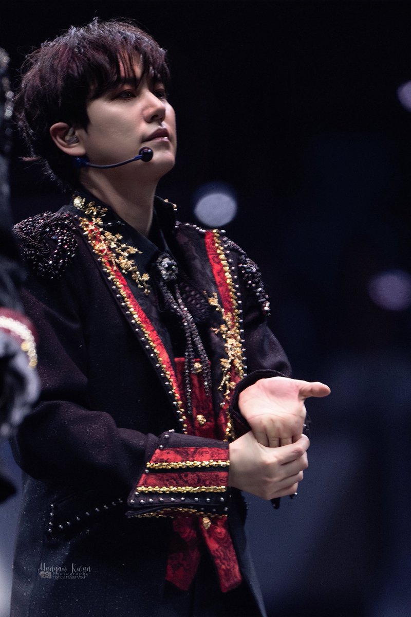 yyyankkk's tweet photo. Say less, 
just look at how Kyuhyun warmed up his hands … 
plus his look………
Oppa is dead serious! 😳😳😳😳

20260404 SJ Core in Seoul DAY 2

🩵🩵

@GaemGyu 

#규현 #조규현 #슈퍼주니어 #KyuHyun #圭賢 #SJ_CORE https://t.co/UyZ86P44f3