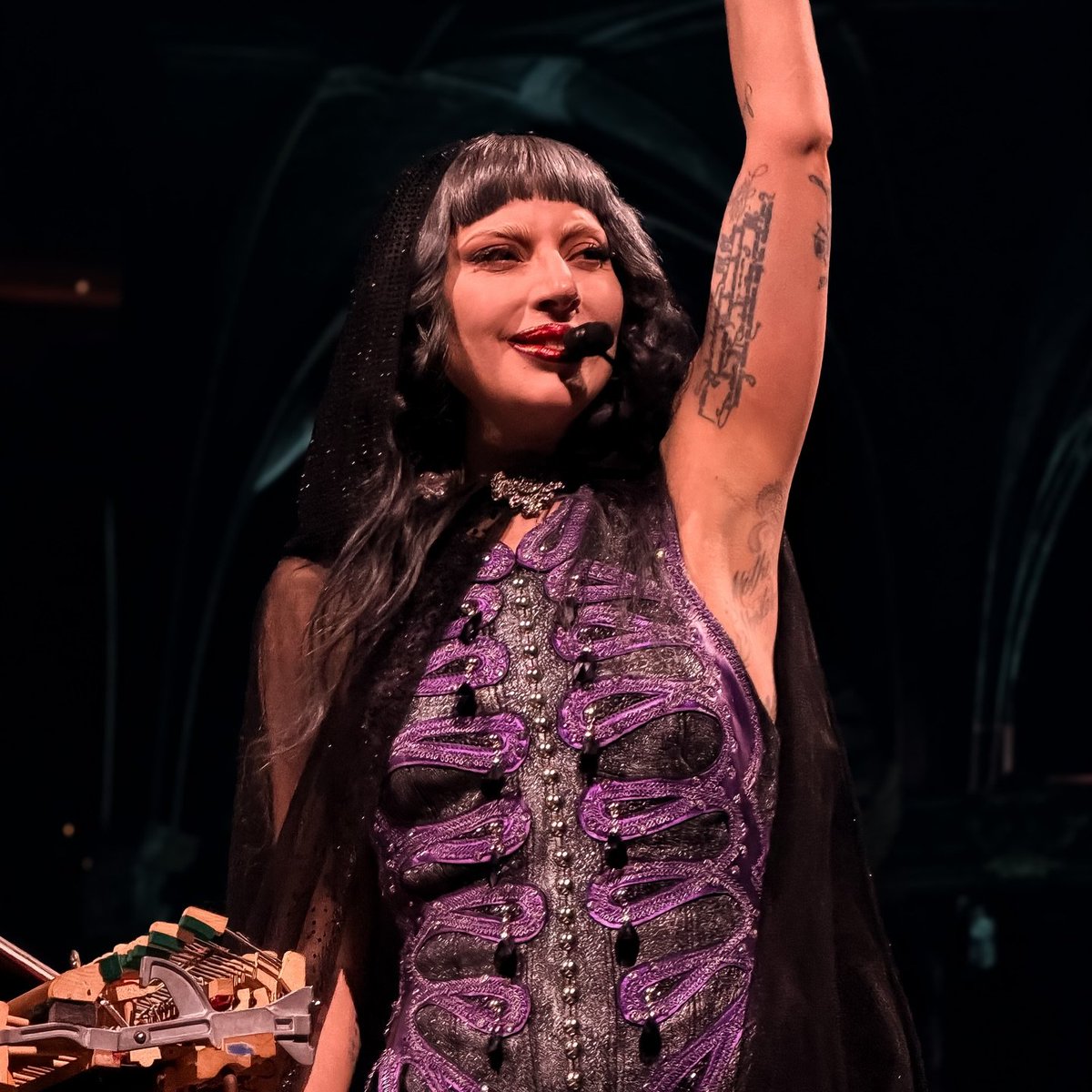 LGMonsterBlog's tweet photo. Lady Gaga menciona a su prometido Michael esta noche durante el "MAYHEM Ball" en Saint Paul:

“Ustedes son muy especiales para mí. Siempre se puede reconocer un lugar por su corazón y hoy puedo sentir su corazón. Minnesota es un lugar especial. Un lugar especial con tanta valentía y coraje, y con tanto que decir. Y da la casualidad de que este es el hogar de mi prometido. ¡Así que me siento muy especial por estar aquí hoy!

Solo nos quedan dos shows después de esta noche. Tenemos una más aquí y luego iremos a mi ciudad natal, a Nueva York. Pero ahora puedo decir que esta también es mi ciudad natal, porque ya saben... (🤭)

Gracias a toda esta hermosa comunidad. Gracias por cómo nos reciben cada noche. Sé que todos en este show están muy felices de estar aquí hoy. Muchas gracias por recibirnos”.