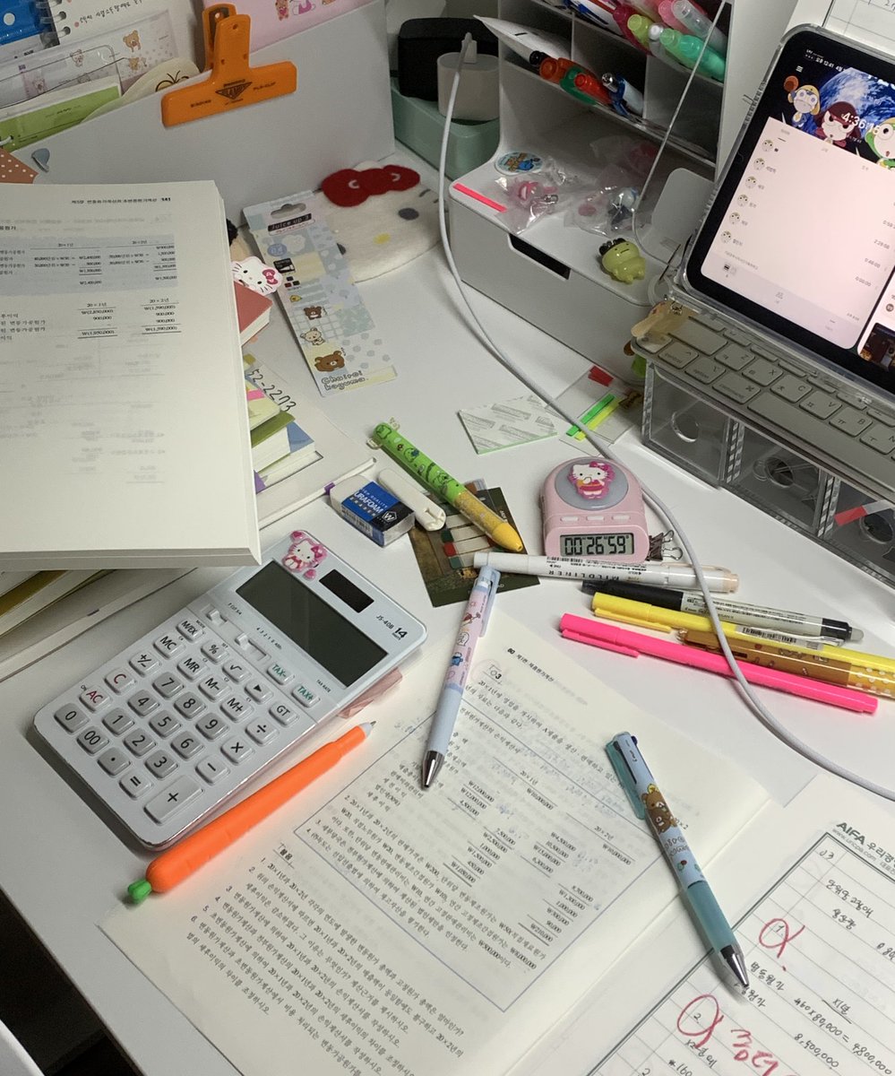oou_0ou's tweet photo. 12시만 지나면 급격하게 집중력 하락하는 이유좀..😵‍💫
집공으로 바뀌니까 늘어난 책들이 감당이 안돼요 오늘은 꼭 책상정리해야지🌩️ https://t.co/TtSmfhe7CU