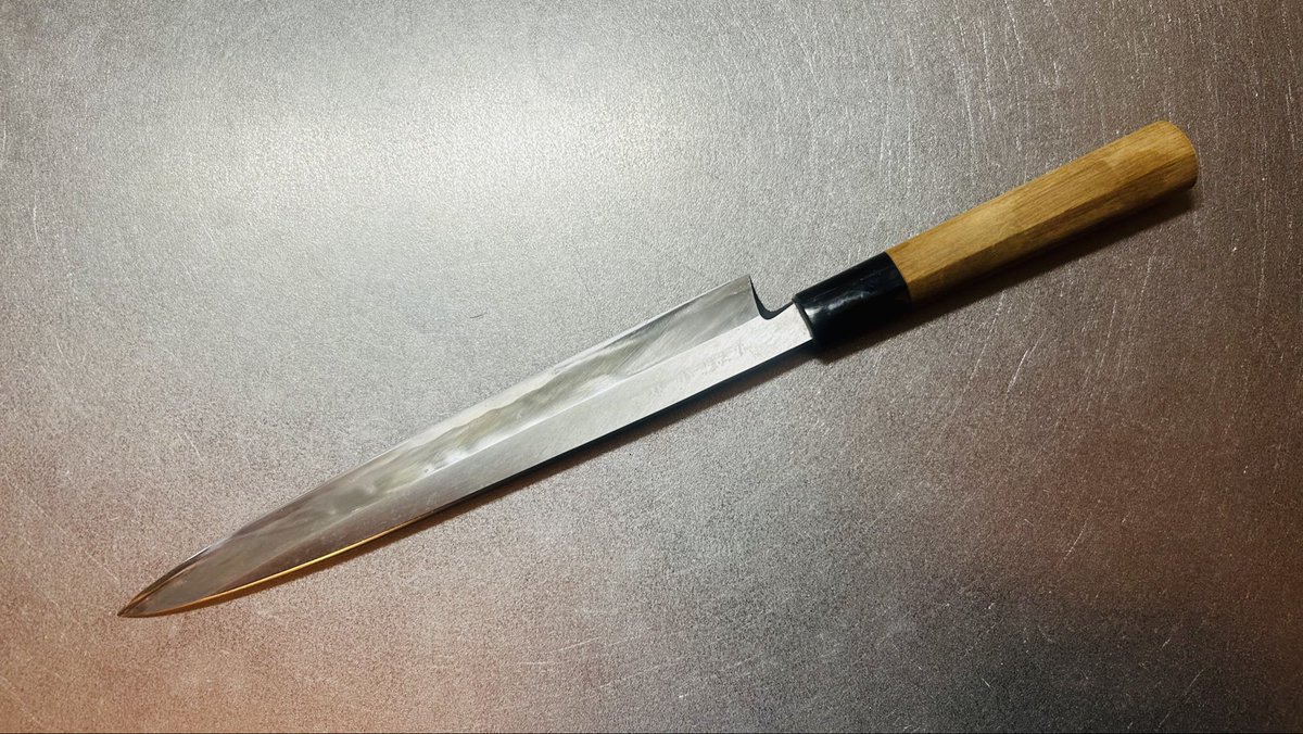 はるかリセット第220話読了。
アジの三枚おろしは魚料理の基本。「花咲くいろは」で喜翆荘の板場に押しかけたみんちが板長に「捌いてみろ」と言われアジをおろしていた。アジを捌けるようになるとたいがいの魚は調理出来るようになる!たぶん! 