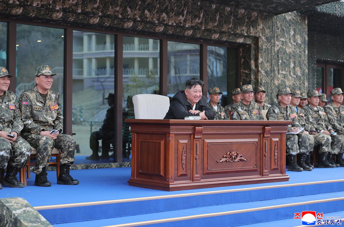ColombiaKFA's tweet photo. Kim Jong Un supervisó el entrenamiento de fuerzas especiales del Ejército Popular de Corea.

Destacó la importancia de la preparación militar moderna y la capacidad combativa para garantizar la defensa del país.

#RPDC https://t.co/3b4wUI6wd6