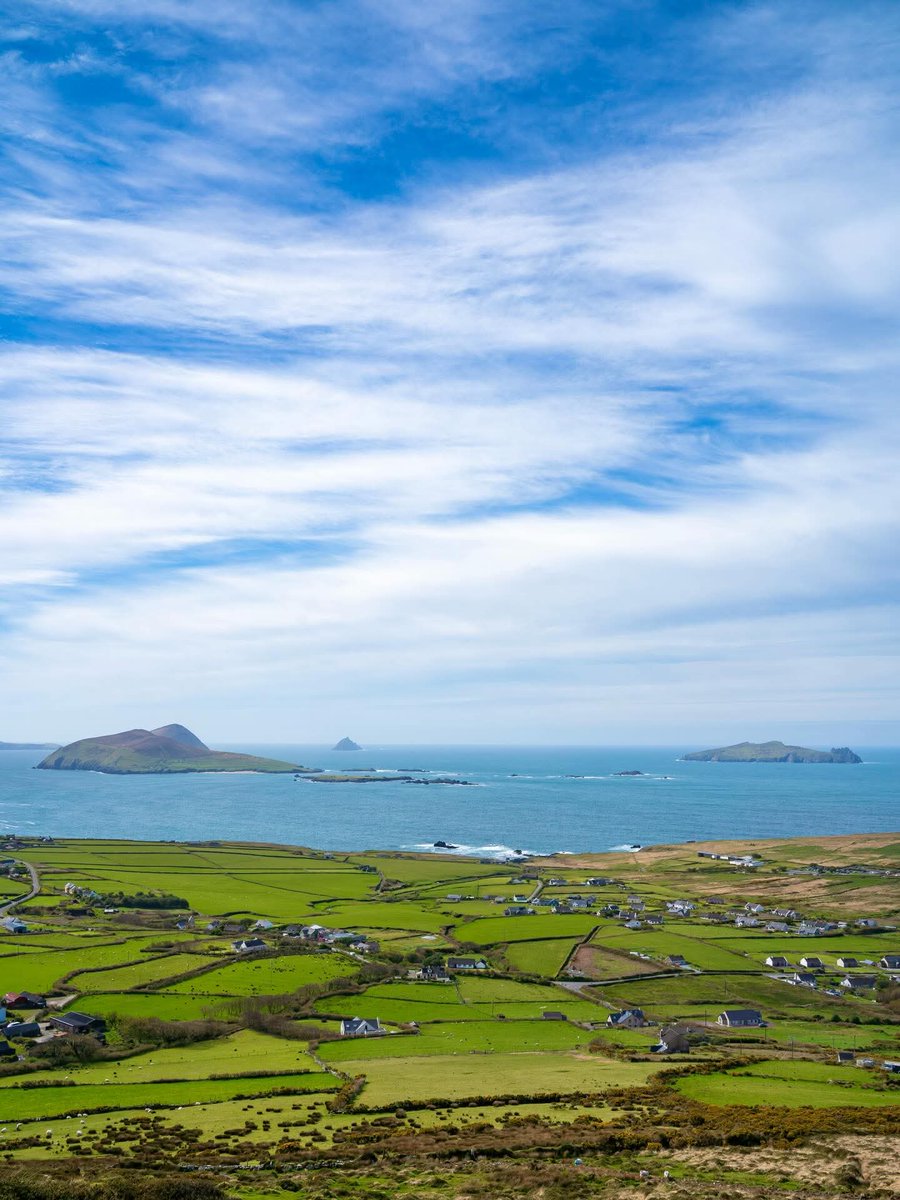 ThisIsIreland3's tweet image. 📍Hazy clouds and sunshine at Dunquin, on the Dingle Peninsula, Co. Kerry 🇮🇪 💚

Spot the "sleeping giant" in the first image 🌊

📸 Mark O'Sullivan 

#Ireland #Dingle #Kerry #Dunquin #Wildatlanticway