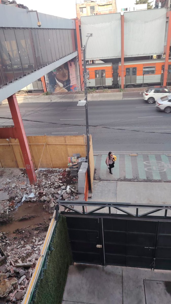 ady_ta's tweet photo. @SEGIAGUA la fuga fuera del metro Ermita sigue, el personal de @GobCDMX de la obra la Gran Tenochtitlan ya se retiraron, le repito que es en vía pública, es AGUA POTABLE la fuga se ocasionó por la mano de chango usada para el retiro de la banqueta en via publica https://t.co/A6WZP02bn6
