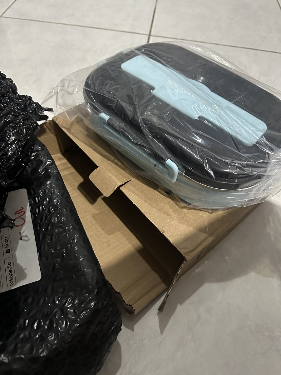 anthrnun's tweet photo. guyss aku mau pl lunch box ini krn salaah co warna masih baru 50rb ajaa yaa https://t.co/6jjgRrRjmG