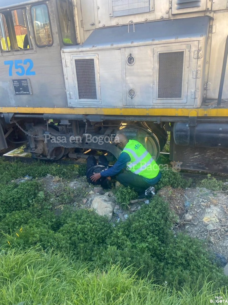 PasaenBogota's tweet photo. #BOGOTÁ. Se presenta atropellamiento ferroviario en la localidad de Usaquén, Av. Carrera 9 con calle 188. Según lo que informan; el Tren de la Sabana arrolló a una mujer que quedó lesionada y esta siendo atendida por paramedicos de ambulancia. https://t.co/3kw7sIhSEI