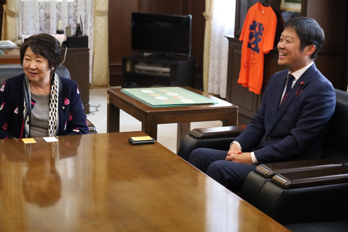 S_shigikai's tweet photo. ★静岡ジェードが市議会を訪問しました

４月９日に、静岡オクシズUU��株）の一杉　直代表取締役、静岡ジェードの #石山慎 選手が市議会を訪問し、議長と副議長にTリーグ2025-26シーズン終了報告と来季への抱負を語りました。

静岡市議会は静岡ジェードを応援します！

＃静岡ジェード #静岡市議会 https://t.co/T9soaEITwU