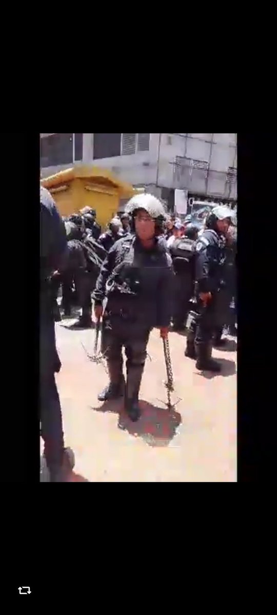 Miren a los policías de la mona y el meon !!!  Desgraciados