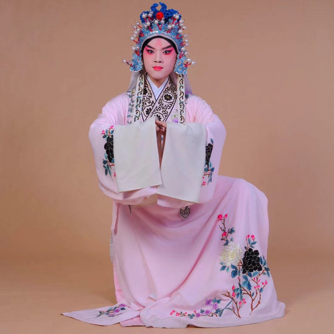 meikagallery's tweet image. Pang Xiaowei — Opera Series
In traditional opera, gesture is expressed through distinctive hand forms.
How do you spend your weekends? Do you enjoy opera?
#PangXiaowei #Opera #ColorPhotography #ArtPhotography #Portrait #TraditionalArt