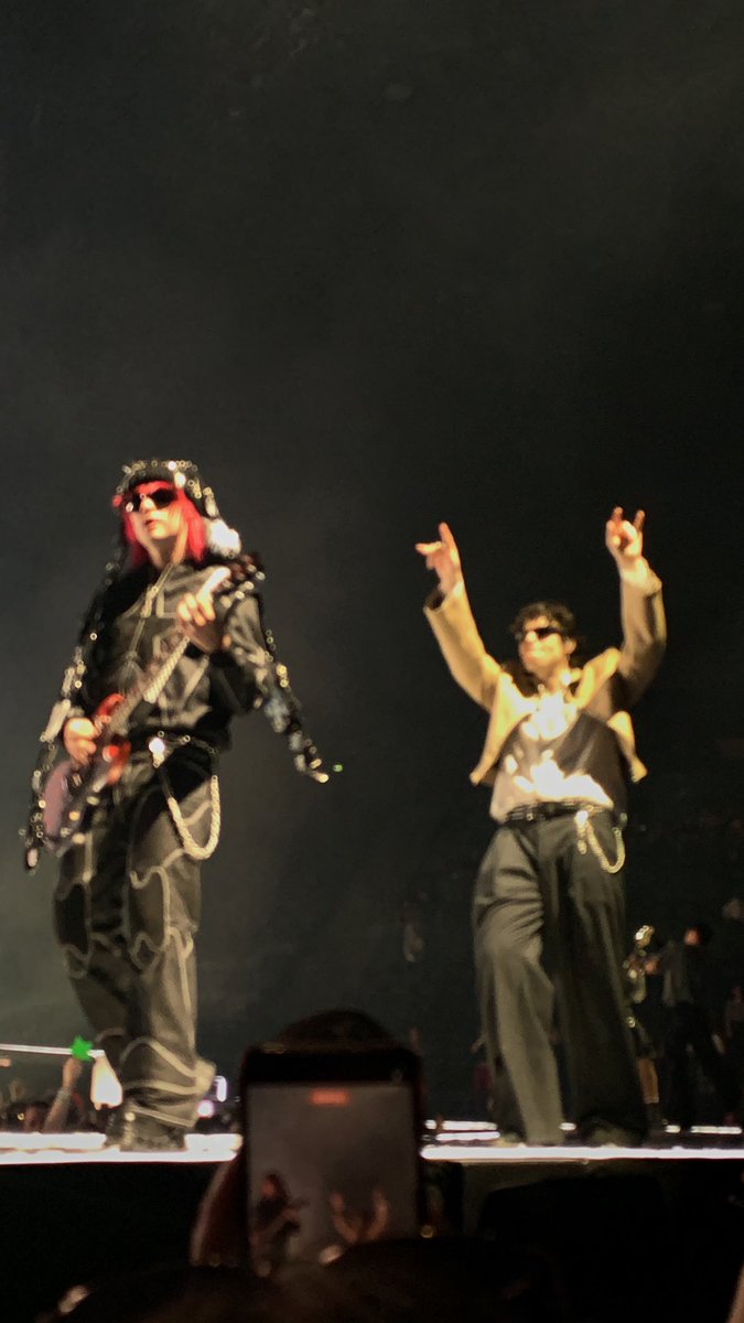 flo ⸆⸉ met calum ★ 5SOS DAY tweet media